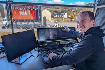 MDR-Osterfeuer in Olbernhau: 65.000 Watt startklar für die Party des Jahres - Bühne startklar: Lichtoperator Marc Trexler an den Reglern.