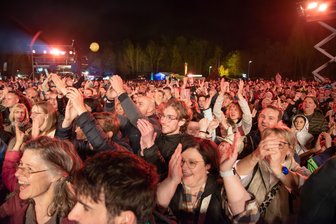 MDR-Osterfeuer-Party: Vogtland-Stadt in der Endrunde - Rund 13.000 Besucher waren 2024 beim Osterfeuer in Plauen dabei.