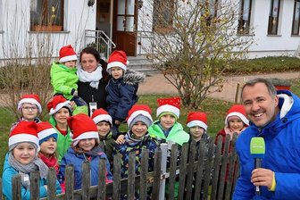 MDR-Radiomann besucht Kita "Kunterbunt" in Oberwiera - Diana Hemmann-Bachmann hat mit ihrer Bewerbung den Grundstein für den Besuch von Silvio Zschage in Oberwiera gelegt. 