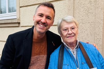 MDR Sachsen-Radiomoderator macht Plauenerin um 500 Euro reicher - MDR Sachsen-Morgenmoderator Silvio Zschage freute sich mit der Plauenerin Gabriele Maisel, die 500 Euro gewann.