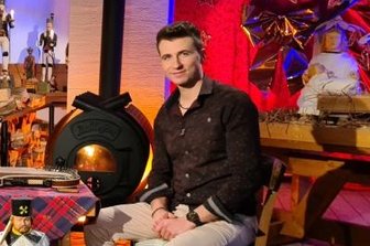 MDR-Sendung "Stille Nacht im Arzgebirg": Zuschauer wünschen sich mehr Mundart - Moderator Florian Stölzel (rechts) konnte in der Sendung unter anderem den 90-jährigen Joachim Süß mit seiner Enkelin Therese Wagner begrüßen.
