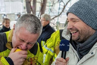 MDR-Sendung: Süße Belohnung für saure Aufgabe - Sauer macht lustig! Gemeindewehrleiter Christian Wetzig biss zur Freude von Moderator Mario D. Richardt kräftig in eine Zitrone. Die Sendung "Mach dich ran!" ist jetzt ausgestrahlt worden. 