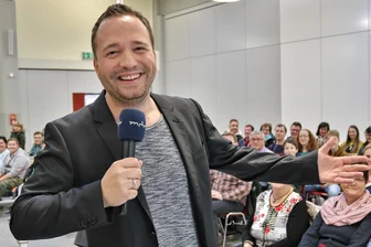 MDR-Show „Mach dich ran“ am 22. Januar aus Plauen - Beim Bad in der Menge fühlt sich „Mach dich ran"-Moderator Mario D. Richardt wohl.