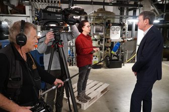 MDR-Team im „Webalu“: Wie Werdau sein Hallenbad trotz hoher Kosten hält - Der Werdauer Stadtwerke-Chef Hendrik Haertwig (r.) steht dem MDR-Team Rede und Antwort.