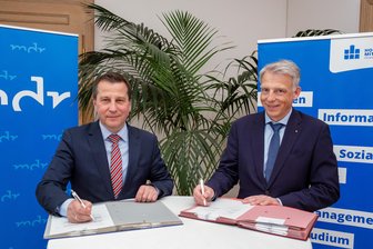MDR und Hochschule Mittweida: Engere Zusammenarbeit zur Wissensvermittlung - MDR-Intendant Ralf Ludwig (l.) und Professor Dr. Volker Tolkmitt unterzeichneten am Freitag den Kooperationsvertrag.