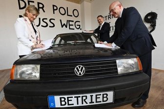 MDR will Chemnitz in Europa bekannter machen - MDR-Intendantin Karola Wille (links), der amtierende Chef der Kulturhauptstadt Europas Chemnitz 2025 GmbH, Christoph Dittrich (Mitte) und Oberbürgermeister Sven Schulze bei der Unterzeichnung.