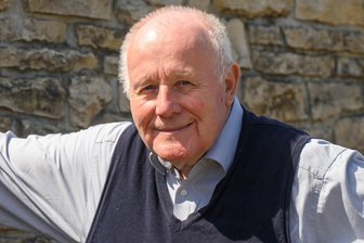 „Mea culpa“: Wofür sich Sachsens Ex-Ministerpräsident Milbradt bei der Verleihung des Erich-Kästner-Preises entschuldigt - Sachsens Altministerpräsident Georg Milbradt (CDU): „Da sage ich selbst: Mea culpa.“