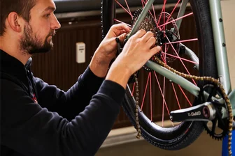 Mechaniker von Chemnitzer Speichenhersteller baut Traumbike für Messe - Richard Pfauch von Pi-Rope hat ein maßgeschneidertes Fahrrad für die Messe „Bespoked“ in Dresden aufgebaut.