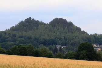 Mechelgrün feiert Haldenfest: Erlös dient einem guten Zweck - Betreten darf die beiden Abraumhalden niemand, aber eine Sause zu ihren Füßen zu feiern, ist für die Mechelgrüner kein Problem.