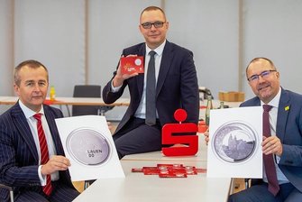 Medaille der Sparkasse Vogtland ausverkauft: Silberbarren folgt - Sparkassen-Vorstand Marko Mühlbauer, Sparkassen-Bereichsleiter Vertriebssteuerung Torsten Roscher und Plauens Oberbürgermeister Steffen Zenner (CDU, von links) stellten Mitte November die Erinnerungsstücke erstmals der Öffentlichkeit vor. Foto: Ellen Liebner