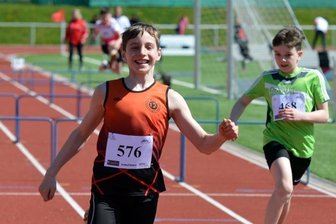 Medaillen krönen Auftakt - Mit einem Lächeln auf den Lippen stürmte Jaro Heinzel von der WSG Schwarzenberg-Wildenau beim 60-Meter-Hürdenlauf ins Ziel. 