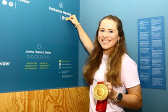 Medaillen und Emotionen: Eine Olympiasiegerin und die legendäre Medaillenwand in Oberwiesenthal - Olympiasiegerin Katharina Hennig-Dotzler mit ihrer Goldenen. Erkämpft in einem dramatischen Teamsprint bei Olympia 2022. Am Dienstag konnte sie für ihre vier gewonnenen Medaillen in den vergangenen drei Jahren vier Medaillenpünktchen an die Medaillenwand in der Wintersportausstellung des Oberwiesenthaler K3 kleben.