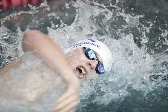 Medaillenflut im Schwimmbecken: Wie lila-weiße Goldfische ihrem Trainer den Urlaub versüßen - Konstantin Ullmann vom FC Erzgebirge Aue – hier beim Kraulwettbewerb – schwamm bei der Bezirksmeisterschaft in Plauen zu Silber über 50 Meter Schmetterling.