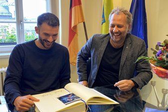 Medaillengewinner der Olympischen Spiele zu Gast in seiner Geburtsstadt Zschopau - Axel Jungk (l.) mit Oberbürgermeister Arne Sigmund beim Eintrag ins Ehrenbuch des Sports.