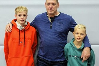 Medaillenregen für Vogtländer - Der Jugendreferent des KSV Pausa, Jörg Hocke, mit seinen erfolgreichen Söhnen Carl (links) und Henri. Carl Hocke hatte sogar schon eine erfolgreiche Feuertaufe im Regionalligateam der WKG Pausa/Plauen.