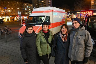 Medibus hilft Obdachlosen in Chemnitz: „Eigentlich ist das eine staatliche Aufgabe“ - Kirstin Kluge, Yvonne Georgi, Babett Chenna und John Fiedler (von links) gehören zum Team des Medibusses, der mehrmals in der Woche durch die Stadt fährt und Bedürftigen medizinische Versorgung anbietet.
