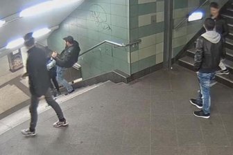Medien: Beteiligter nach Attacke in Berliner U-Bahnhof identifiziert - Das Foto aus einer Videosequenz zeigt den brutalen Angriff auf eine junge Frau in einem U-Bahnhof im Berliner Stadtteil Neukölln.