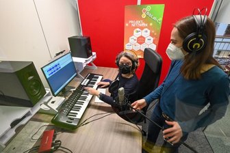 Medien-Labor fürs digitale Zeitalter - Agnes Bohley (rechts) und Tina Goldammer demonstrieren die Arbeit im Tonstudio, das ein Bestandteil desBiblab-C der Stadtbibliothek Chemnitz ist. Auch wenn die Bedingungen im Moment erschwert sind, ist die Arbeit im Medienlabor möglich. 