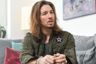 Der Sänger Gil Ofarim spricht.