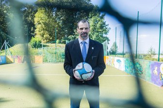 Medienecho nach rechtsextremem Übergriff auf Lehrerin im Erzgebirge: So reagiert der Schulleiter - Schulleiter Kay Hertel setzt sich für Präventionsprojekte ein. So wurde Geld für die Sanierung eines Bolzplatzes - hier noch im alten Zustand - neben der Schule herangeschafft, der Treffpunkt von Jugendlichen ist.