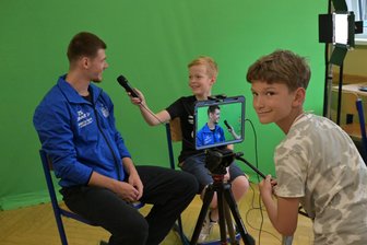 Medienrummel in Mini-Zwickau: Spieler vom FSV Zwickau stellen sich den Fragen der Nachwuchsreporter - Wie bei den Großen: Nachwuchsrepoter Felix von Mini-Zwickau im Interview mit FSV-Spieler Sonny Ziemer.