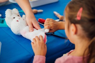 Medizin zum Anfassen: Helios Klinik Leisnig lädt zum Tag der offenen Tür ein - In der Teddy-Klinik können Kuscheltiere verarztet werden.