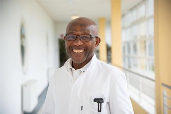 Mediziner aus Kamerun neuer Klinik-Chefarzt im Vogtland - Dr. Alain Nguento ist der neue Chefarzt der Neurologie in der Mediclin-Klinik am Brunnenberg in Bad Elster.