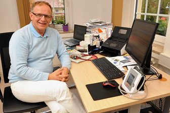 Mediziner aus Lichtenwalde: "Pandemie ist wie Krieg" - Dr. Jan Anastassis Skuras (61) ist Internist und Allgemeinmediziner mit Spezialisierungen in Notfallmedizin und Behandlung von Bluthochdruck. Er praktiziert seit 2016 in Lichtenwalde.