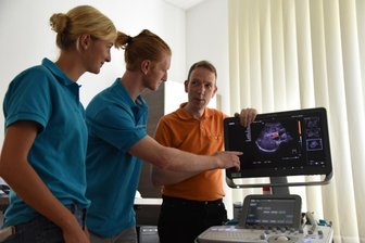 Mediziner machen Nachwuchs Lust auf einen Job im Vogtland - Telse Wagner und Markus Eberth studieren Medizin. Beide sind Teilnehmer der Sommerakademie. Am Mittwoch haben sie in Oelsnitz Torsten Pflug, Facharzt für Innere Medizin, über die Schulter geschaut.