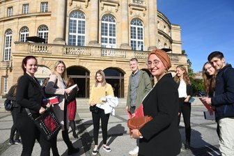 Mediziner made in Chemnitz: Der Campus ist eröffnet - Mariam Arnold (vorn rechts) kam aus Berlin an den Medizincampus nach Chemnitz. Bei der Eröffnungsfeier im Opernhaus traf sie am Freitag Mitstudierende. Am Klinikum Chemnitz, sagt die 24-Jährige, "haben die Leute total Lust, mit uns zu arbeiten - uns etwas zu zeigen".