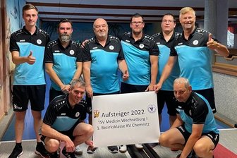 Mediziner nach Aufstieg im Umbruch - Das Aufstiegsteam der Saison 2021/22: Tobias Kriebitzsch, Falko Leißner, Tino Geppert, Steve Goldammer, Danny Gafert, Stephan Reichelt (h. v. l.), Willy Sacher und Michael Berlt (v. v. l.)
