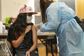 Mediziner und Politiker fordern Corona-Impfung bei Kindern -