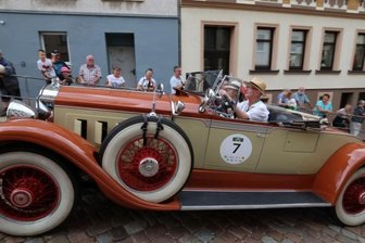 Medizinerduo erklimmt Steile Wand etwas zu langsam - 
