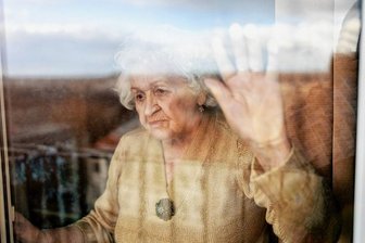 Medizinhistorikerin Monja Schünemann von der TU Chemnitz: "Deutschland lässt seine Alten im Stich" - Allein im Heim, weil Pflegekräfte fehlen. Deutschland sei auf dem Weg in eine humanitäre Katastrophe, sagt Autorin Monja Schünemann. 