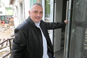 Medizinisches Versorgungszentrum im Erzgebirge schließt – Hausarzt-Praxis öffnet - Die Umbaumaßnahmen im ehemaligen Sportlerheim in Niederwürschnitz, das zu einer Arztpraxis umfunktioniert wird, schreiten voran. Im Bild Branko Stojanovski.
