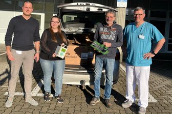 Medizintechnik aus Greiz für Afrika gespendet - Klinik-Mitarbeiter und Torsten Krauße (2. v. re.) von der Kinderhilfe bei der Technikübergabe.