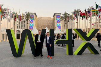 Medizintechnik aus Mittweida: Familienunternehmen hält Kontakt zu Partnern in Golfregion - Ruben Schwerin (r.) und sein Kollege Andreas Koller auf dem Gelände der Messe World Health Expo in Dubai. Die Messe mit tausenden Ausstellern fand kurz vor Beginn des Irankrieges statt.
