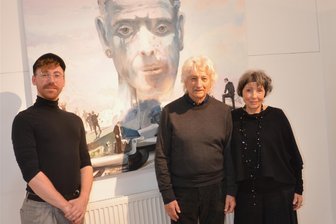 Meerane: Arbeiten von Žarko Radić in der Galerie „Art In“ - Der Bochumer Künstler Žarko Radić (M.) mit Ehefrau Ulla Benzing und dem Laudator der Vernissage, Dominik Olbrisch, Kurator am Erich-Schumacher-Museum in Hagen.