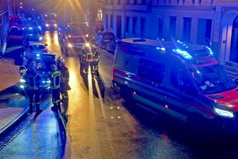 Meerane: Autofahrerin überrollt Hand von betrunkenem Mann - Neben 30 Kameraden der Meeraner Feuerwehr war auch der Rettungsdienst schnell vor Ort.