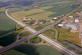 Meerane: Automobilzulieferer haben Vorfahrt - Etwa 25 Hektar an neuen Gewerbeflächen will die Stadt Meerane für produzierende Industriebetriebe erschließen. Diese sollen in etwa auf den beiden hellgrünen Feldflächen in der oberen Bildmitte entstehen. Bis dahin hat die Stadtverwaltung allerdings noch einige Hürden zu meistern.