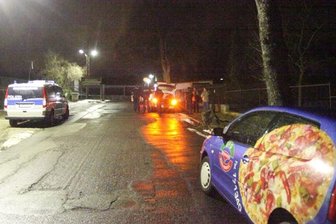Meerane: Bewaffneter Überfall auf Pizzaboten - Mit vorgehaltener Waffe zwangen drei Männer einen Pizzaboten am Stadion, seine Brieftasche herzugeben.