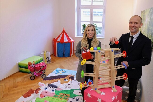 Meerane bündelt Angebote für Familien in historischem Haus - Sozialarbeiterin Stefanie Trinks und Bürgermeister Jörg Schmeißer im neuen Raum der Krabbelgruppe.
