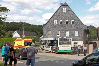 Meerane: Bus fährt gegen Hauswand - 
