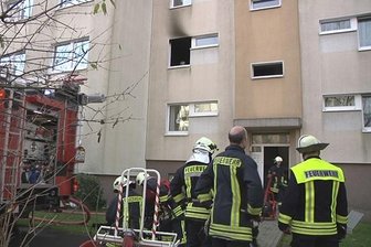 Bei einem Wohnungsbrand im Remser Weg in Meerane ist am Montagmorgen ein Senior verletzt worden.