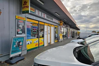 Meerane: Einbrecher fahren mit Auto in Tabakgeschäft - In dieses Tabakgeschäft in Meerane wurde in der Nacht zum Freitag mithilfe eines Autos eingebrochen.