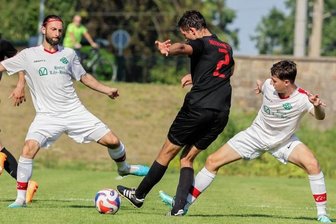Meerane fehlt die Durchschlagskraft - Der FSV machte die Räume eng und versperrte Philip Schick (Mitte) und Co. immer wieder den Weg zum Tor. 