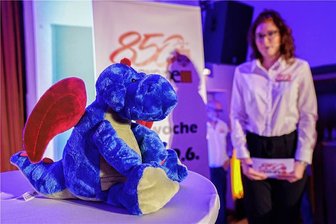 Meerane feiert Stadt-Geburtstag mit Drachen-Maskottchen "Meerano" - Dezernentin Monique Schubert hat Drachen-Maskottchen "Meerano" vorgestellt.