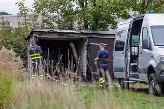 Meerane: Feuerwehr löscht Garage am Remser Weg - Brandursachenermittler haben am Freitagmorgen ihre Arbeit am Remser Weg in Meerane aufgenommen.