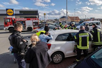 Meerane: Feuerwehrleute beweisen Fingerspitzengefühl nach Missgeschick - Die Feuerwehr musste am Samstagnachmittag auf dem Lidl-Parkplatz in Meerane ein Auto öffnen.