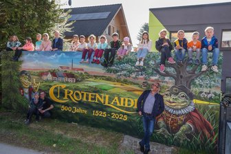 Meerane hat neues Wandbild von Tasso: Warum eine Kröte mit Basecap zu sehen ist - Ein neuer Hingucker in Crotenlaide: „Tasso“ übergibt das neue Wandbild am Spielplatz.